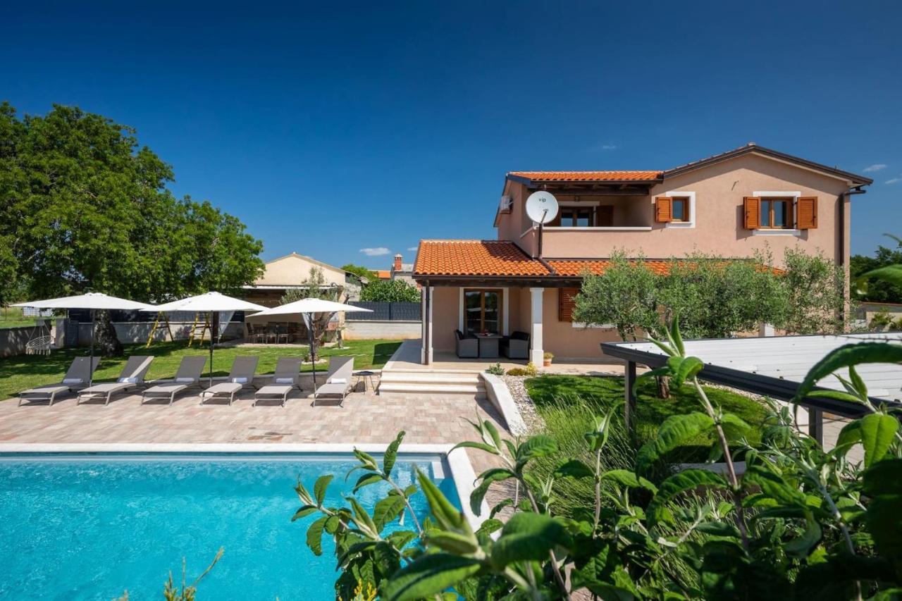 Activity Villa Gita With Pool And Grill In Tinjan Bagian luar foto